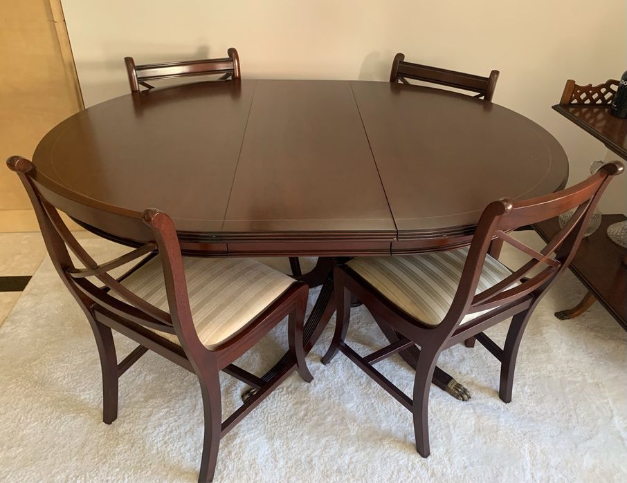 Mesa extensivel 8 e 80 e 6 cadeiras