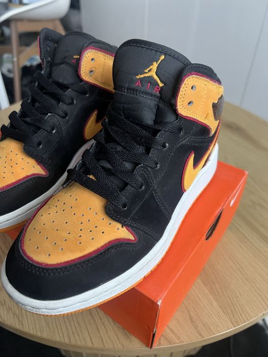 Jordan Brand Air Jordan 1 Mid SE "Black Vivid Orange