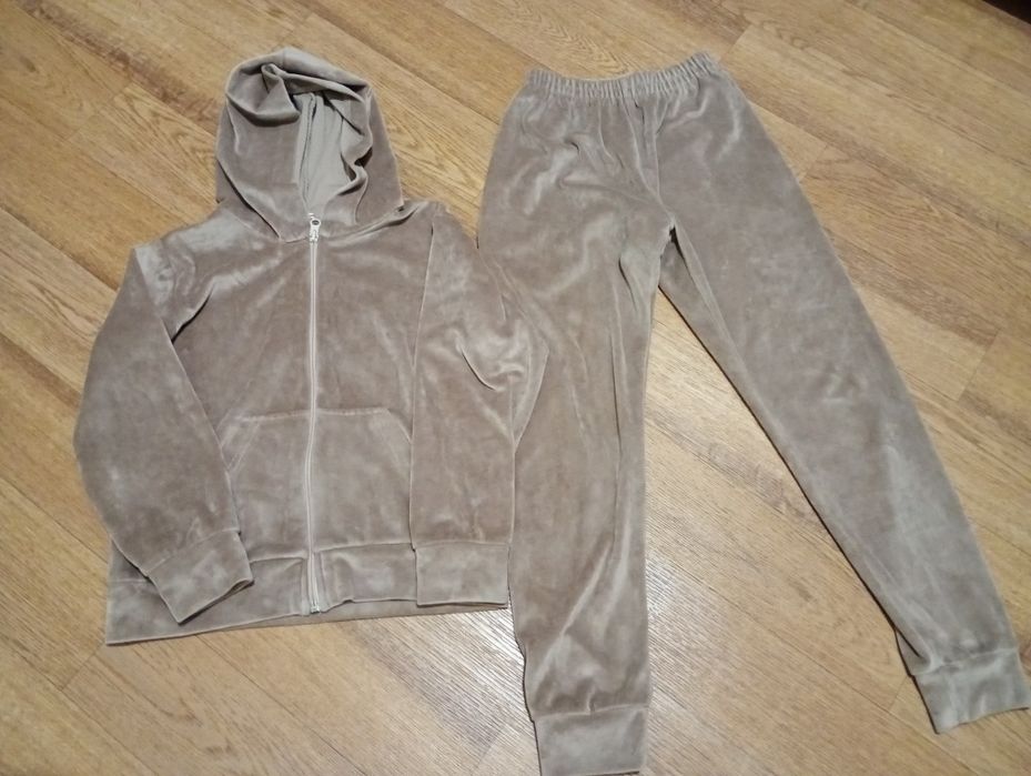 Детский велюровый костюм.