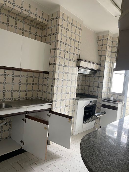 Apartamento T4 para renovar