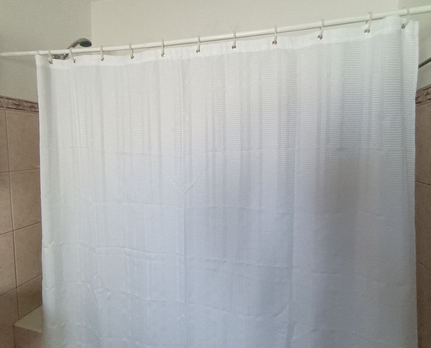 Duas cortinas de banheira