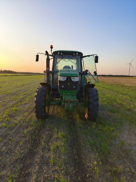 Traktor John Deere 6125m 
T
