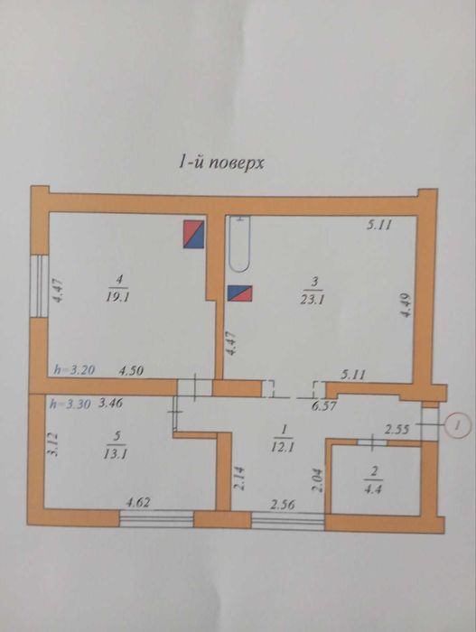 Продається трикімнатна квартира поблизу центру.