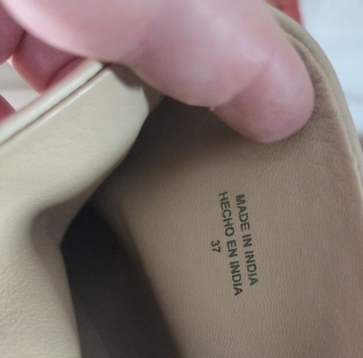 Botins pelo tornozelo em pele com salto, frescos e cómodos.
