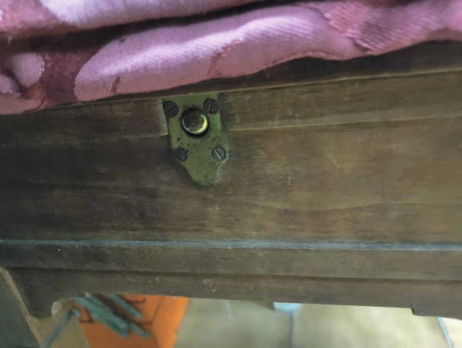 Banqueta Antiga com Segredo