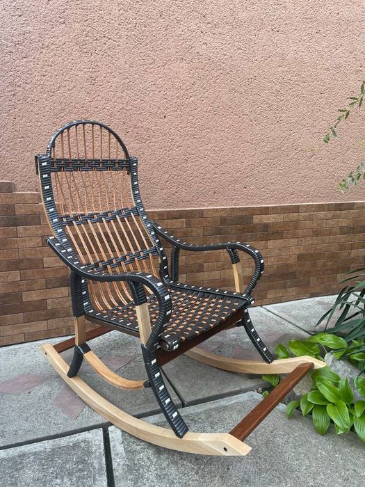 Крісло гойдалка плетене з лози, оплетене штучним ротангом