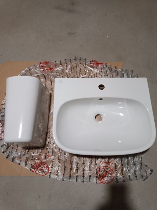 Nowa umywalka Ideal Standard plus kielich.