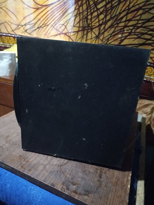 Продам сабуферну колонку в авто повністю робоча іграє чотко.