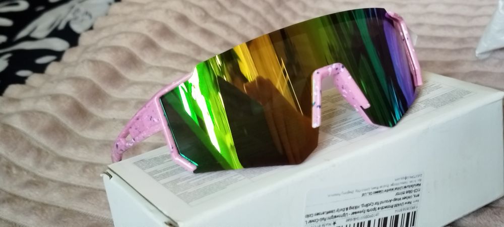 Nowe okulary przeciwsłoneczne dziecięce