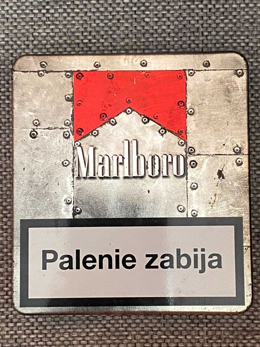 Papierośnica. Stare opakowanie papierosów Marlboro.