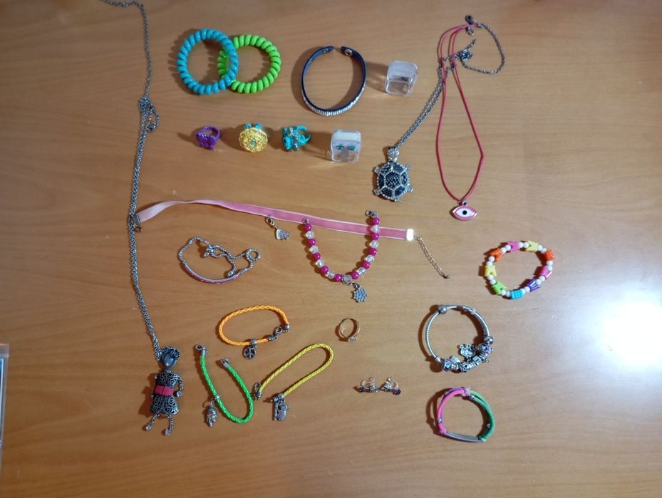 Mega lote de bijuteria variada: anéis, pulseiras e colares