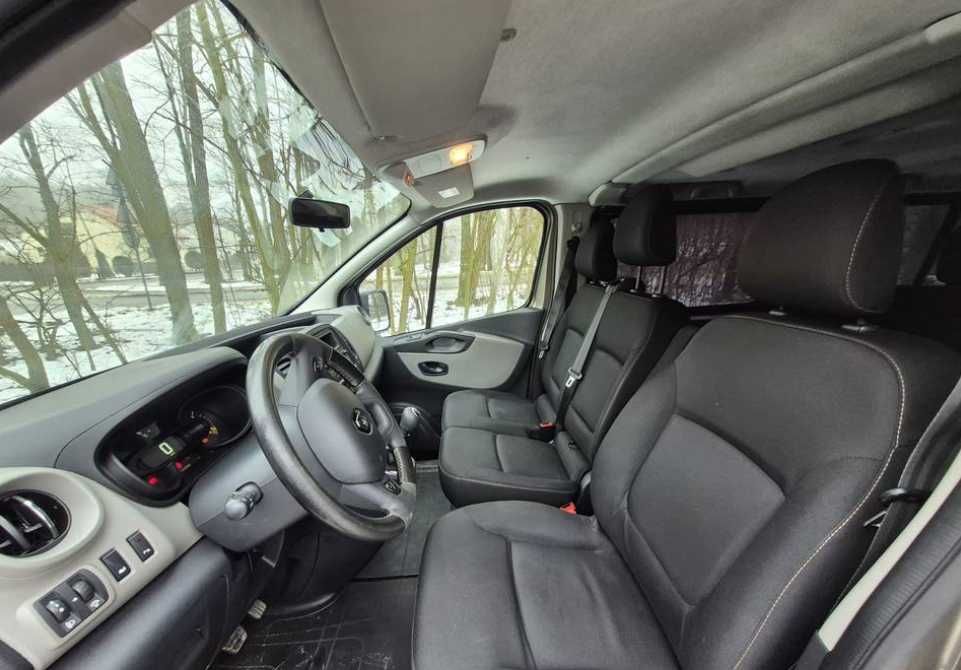 Wynajem busa 9-osobowego - komfortowa podróż dla całej ekipy!