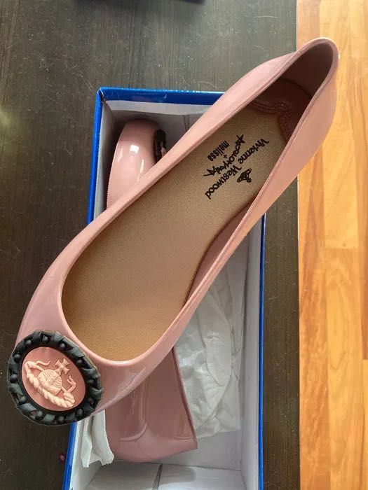 Melissa Vivienne Westwood r. 40