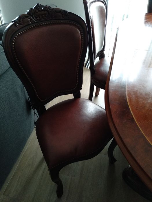 Mesa de sala extensível em madeira maciça com cadeiras em pele