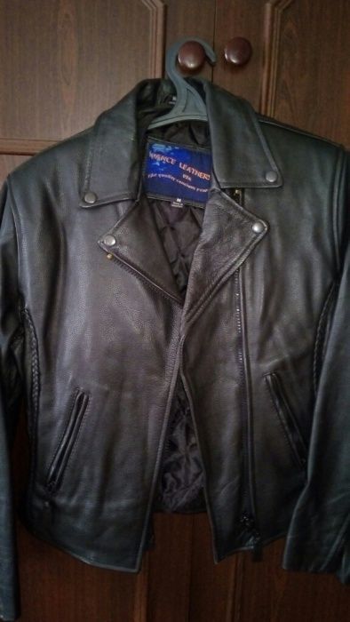 Кожана жіноча куртка