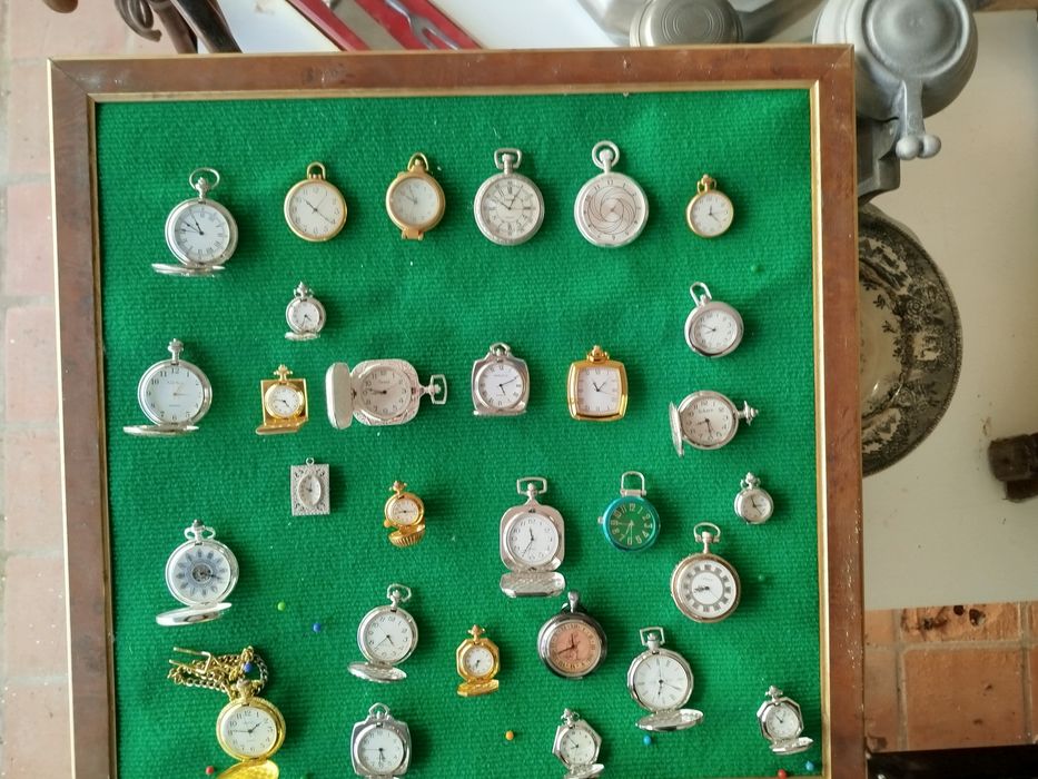 Grade coleção de relógios de bolso e de lapela.