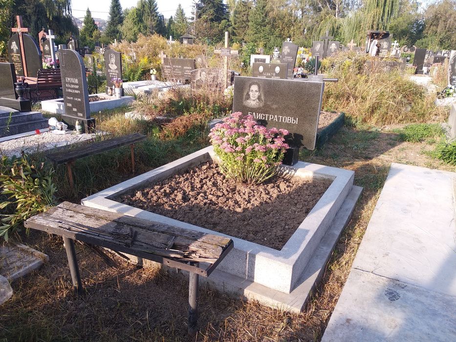 Прибирання могилок та догляд в Чернівцях.