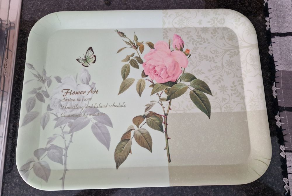 Tabuleiro de mesa com flores