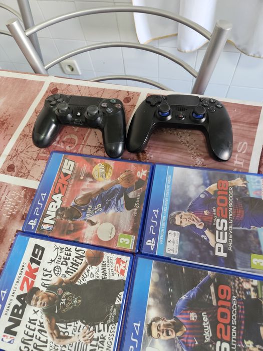 Vendo 2 comando ps4 e 10 jogos
