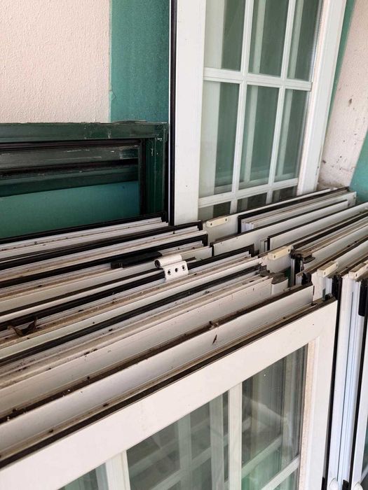 Lote de Caixilharia: Janelas e Portas de Sacada em Alumínio Lacado com Vidro Duplo