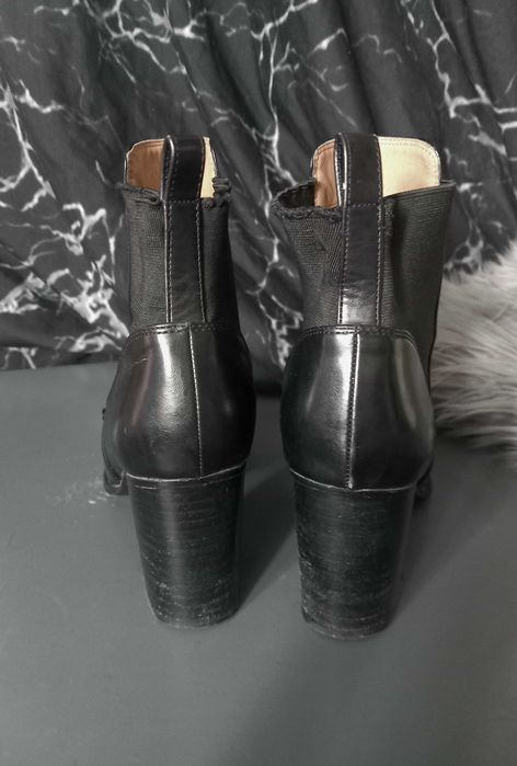 Czarne klasyczne botki na obcasie