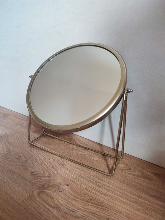 Stojące złote lustro lusterko