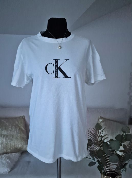 T- shirt bialy:Calvin Klein".