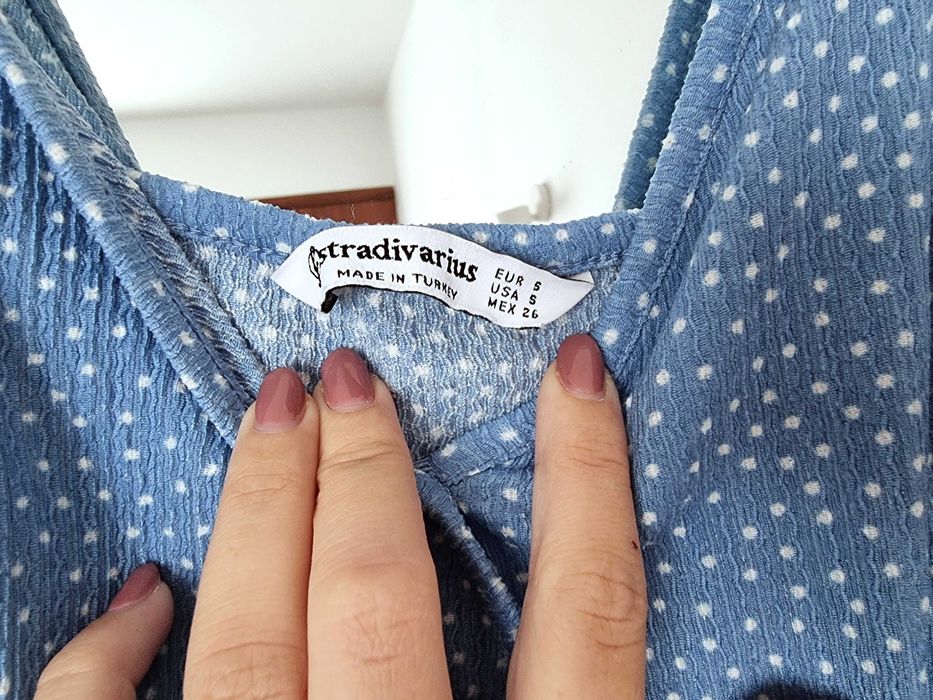 Macacão de calças azul com bolinhas brancas Stradivarius, tamanho S