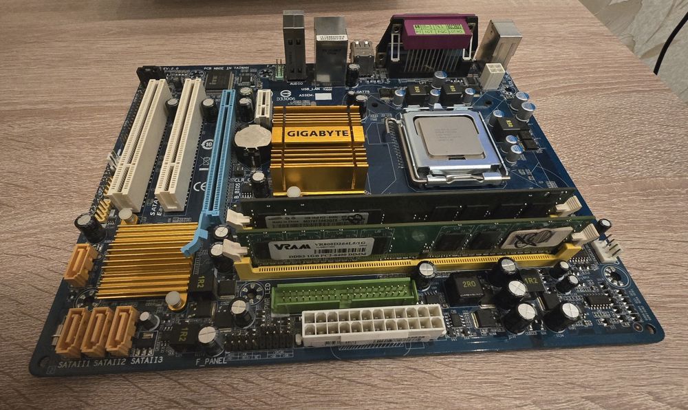 GIGABYTE GA-G31M-ES2L + Pentium E6600 + 2 ГБ DDR2 + кулер + заглушка