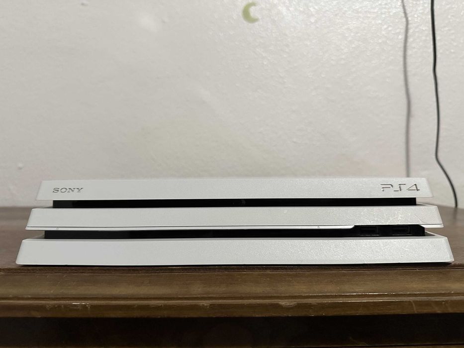 PS4 Pro Branca 1TB & Comando