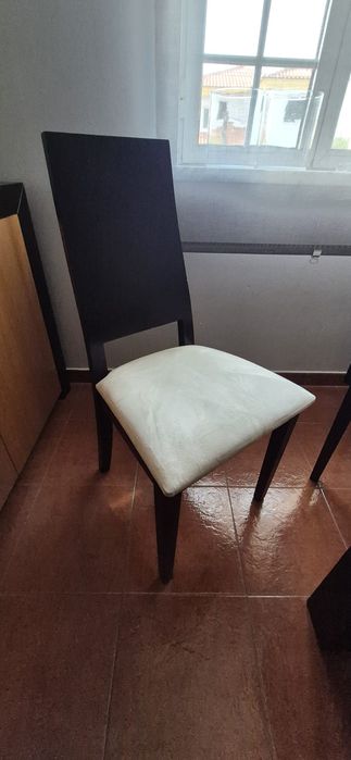 Mesa extensível fabricada em Paços de Ferreira,  de madeira maciça