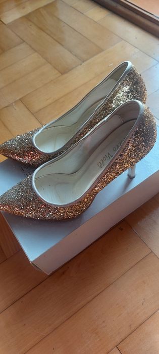 Eleganckie złote szpilki buty na obcasie