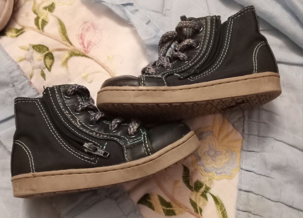 Продам детскую обувь на 1.5 - 2 годика