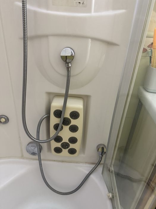 Душова кабіна в ідеальному стані.