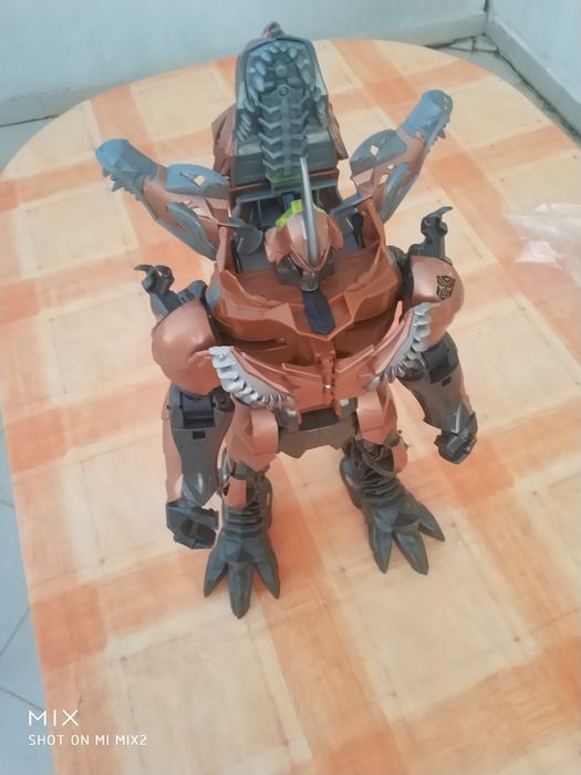 Brinquedo robot que se transforma em animal com luzes e barulho