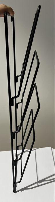 Metalowy gazetnik naścienny czarny