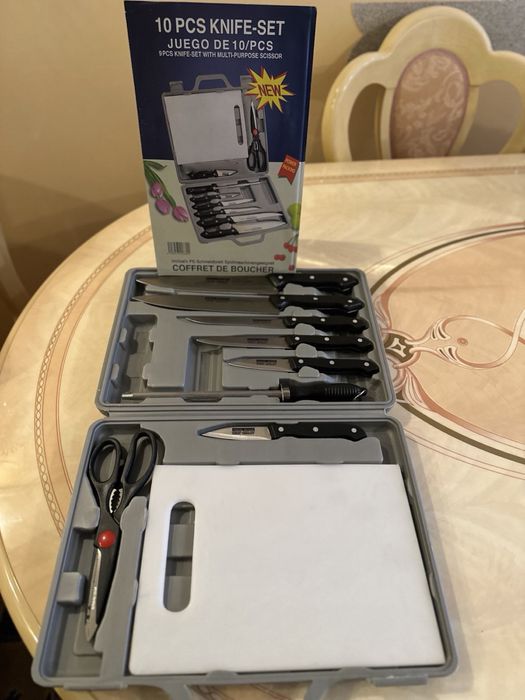 Набір кухонних ножів у футлярі