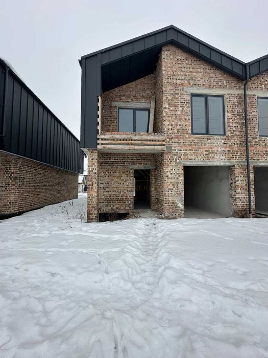 Дуплекс з гаражем неподалік АТБ / ділянка + гараж / міські комунікації