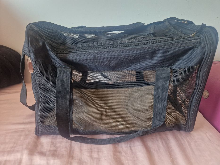 Bolsa para transporte para cães ou gatos com padrão para voo internacional, tem duas aberturas, bem confortável para seu pet.