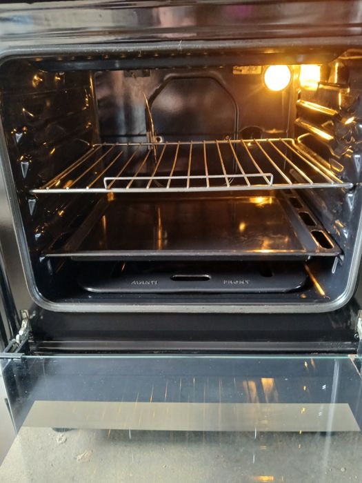 Vendo fogão Indesit, com 4 bocas a gás,  forno a gás com grill elétrico.  Como novo.