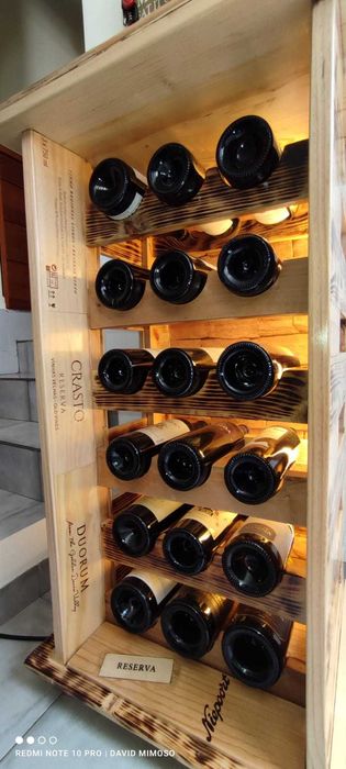 Garrafeira Artesanal Única em Pinho – Iluminada, Detalhes Caixas de Vinho