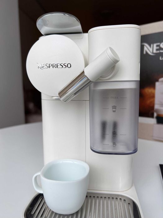 Кавоварка Delonghi Nespresso