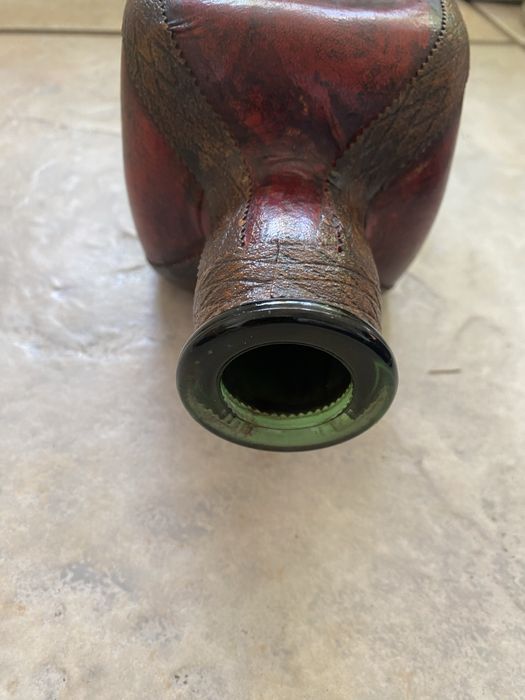 Karafka obita skórą