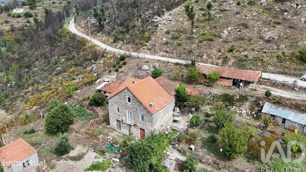 Moradia isolada T3 em Avô de 55 m2