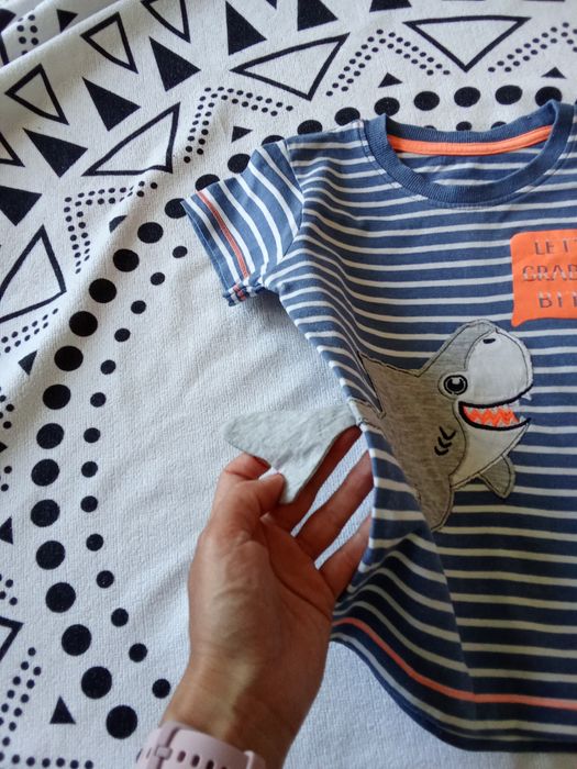 Koszulka T-shirt w paski z rekinem 4-5 lat 104-110 Matalan