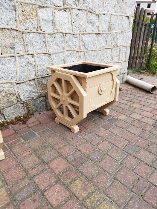 Donice ogrodowe dębowe.