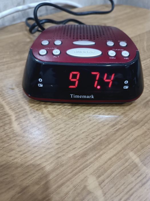 Relógio despertador com rádio digital