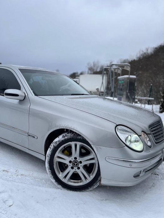 Mercedes-Benz  E270