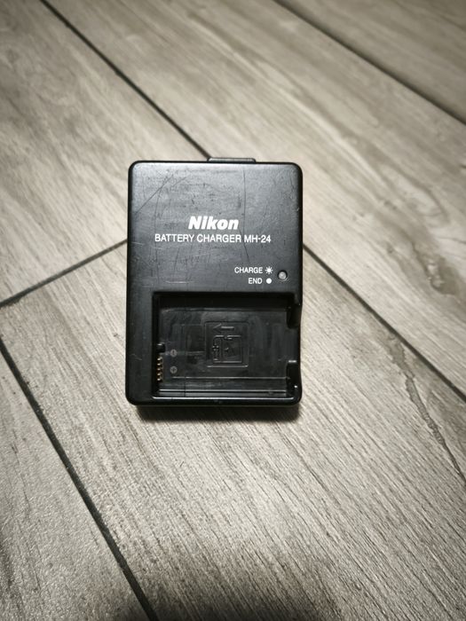 Зарядний пристрій Nikon MH-24