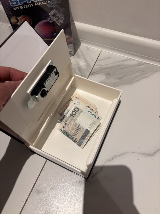 Skarbonka sejf w ksiazce